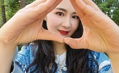 张筱两两腿打开图